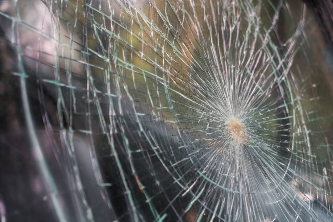 Daugiabučio kieme ginklais apšaudytas automobilis
