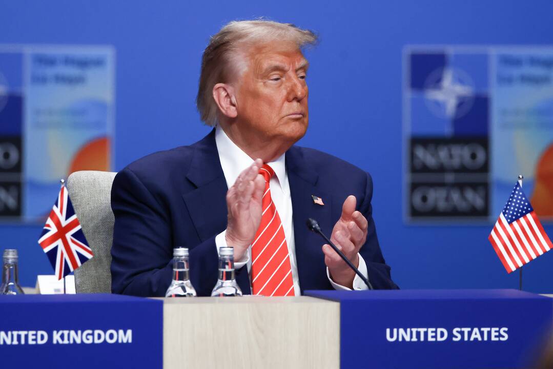NATO skelbia apie istorinį susitarimą, Trumpas Hagoje demonstruoja šiltą toną