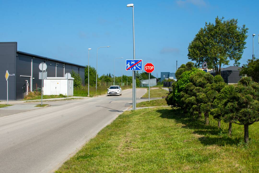 Pavojinga: dalis vairuotojų iš pradžių pastebi ženklą „Gyvenamosios zonos pabaiga“, o „Stop“ ženklą pravažiuoja nesustodami ir viršydami leistiną greitį.