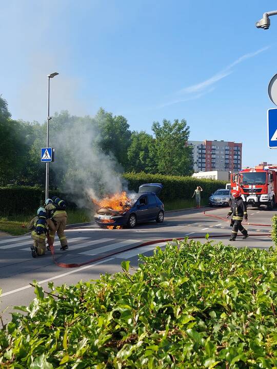 Nuostoliai: automobilis – veikiausiai jau nebepataisomas.