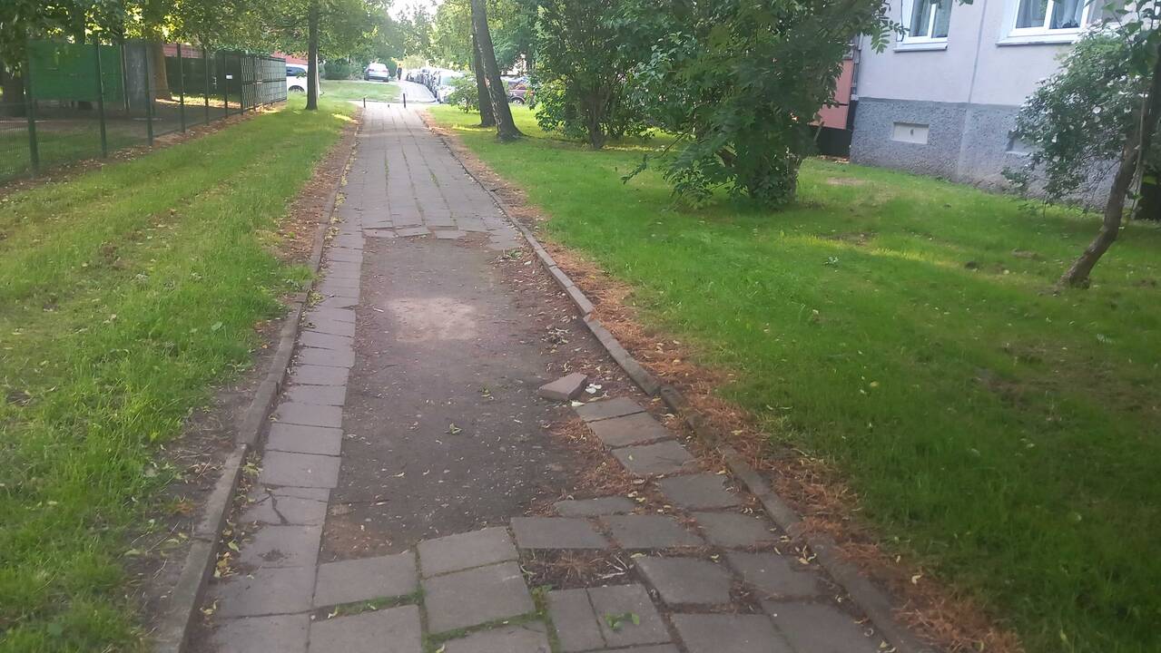 Skundėsi: viduryje šaligatvio – skylė, kuri jau ilgą laiką nėra tvarkoma.