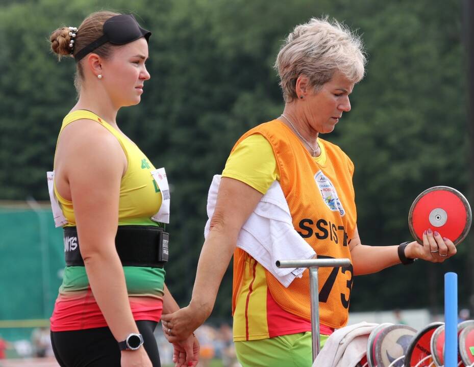 Patirtis: T. Nekrošaitės (dešinėje) treniruojama O. Dobrovolskaja – dviejų paralimpinių žaidynių dalyvė.