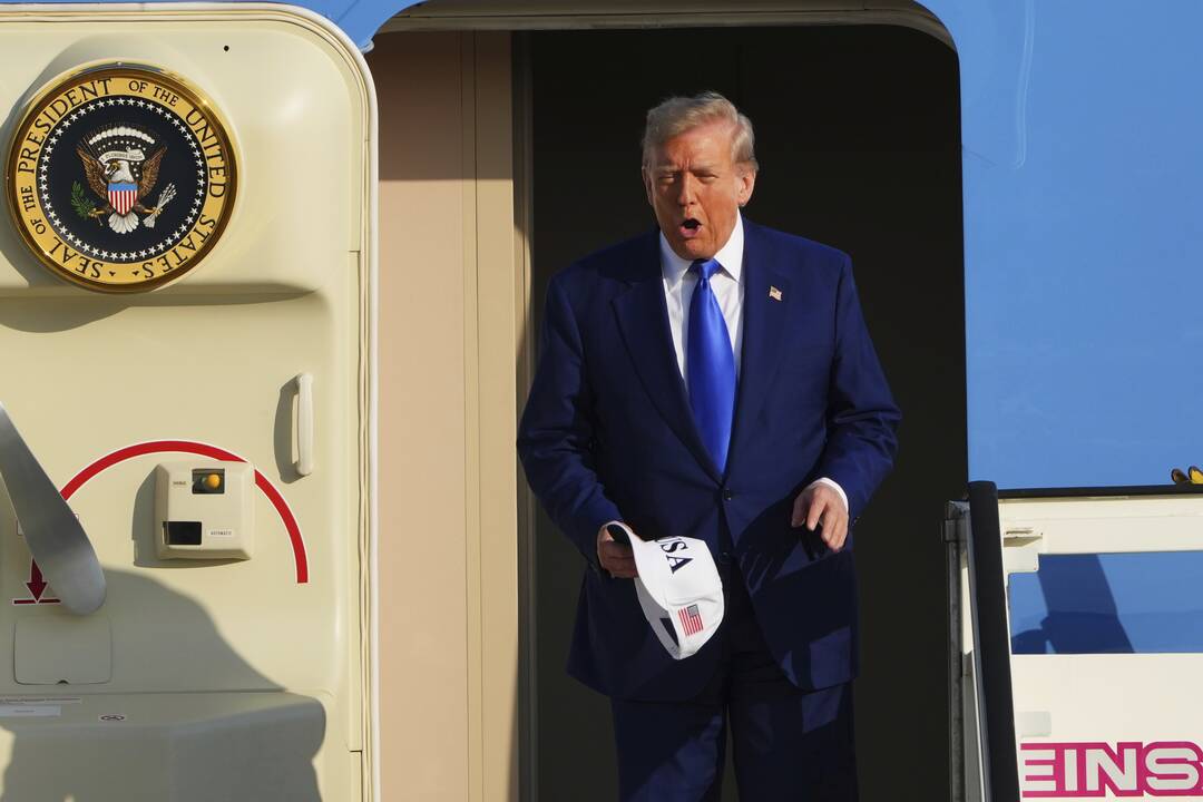 Donaldo Trumpo lėktuvas nusileido Nyderlanduose, kur vyks NATO viršūnių susitikimas
