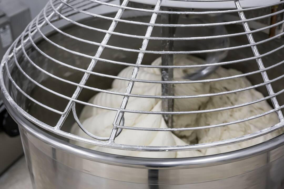Ugniagesiai skubėjo į piceriją: teko gelbėti į tešlos maišyklę įstrigusios moters ranką