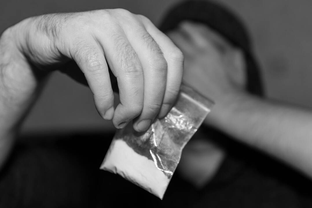 Sostinėje sustabdytame automobilyje – narkotikai: vairuotojas ir keleivė sulaikyti