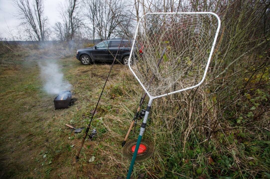 Vyriausybė – už idėją konfiskuoti tinklais ir žeberklais žvejojusių automobilius