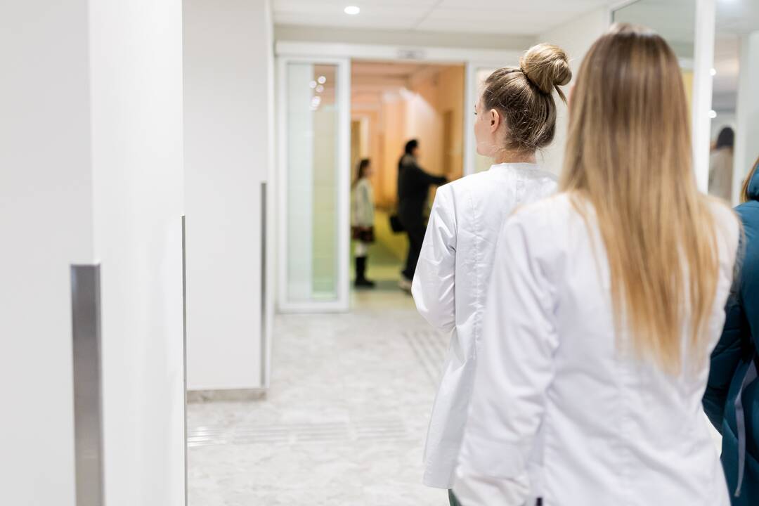 Siūlymas slaugytojų padėjėjams suteikti daugiau teisių įveikė pirmąjį balsavimą Seime