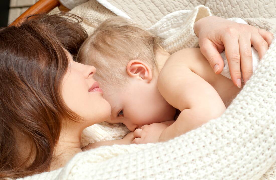 Lėktuvo palydovas apnuogino vaiką maitinančios keleivės krūtį matant šimtams keleivių