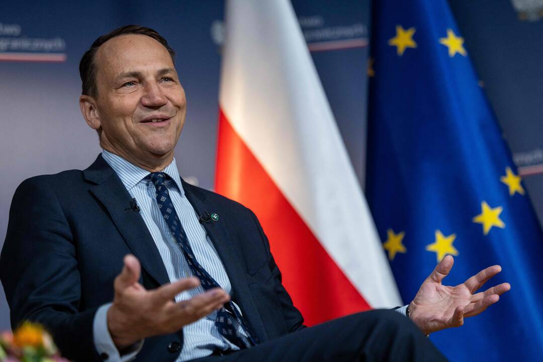 Sikorskis: NATO susitarimas dėl gynybos išlaidų gali lemti Putino žlugimą