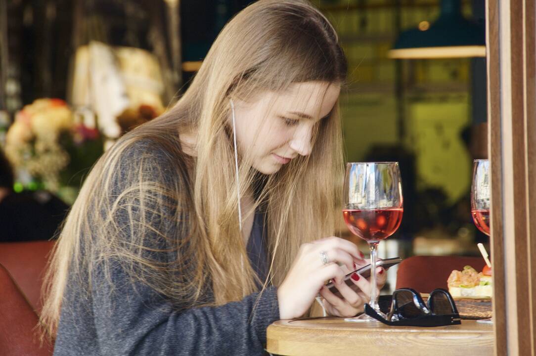 Liūdna realybė: tėvai patys stumia paauglius į priklausomybę?