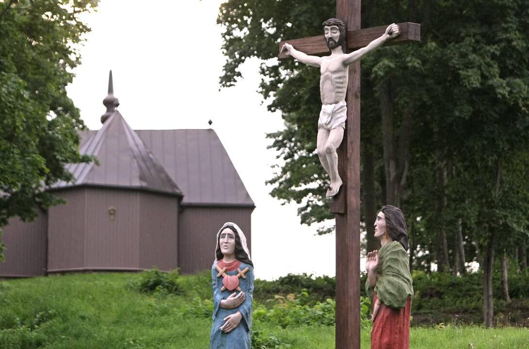 Telšių rajone apgadinta koplyčia, nulaužti trys kryžiai