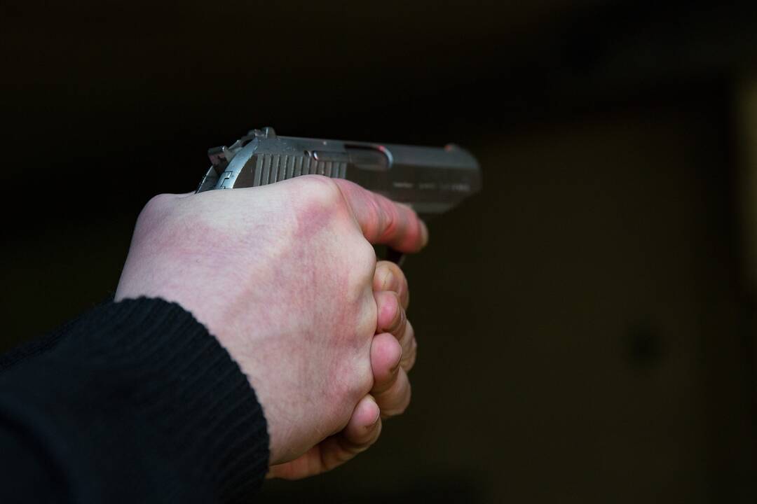 Į policijos rankas pateko nelegaliai laikytas pistoletas: girtutėliam šeimininkui prireikė medikų