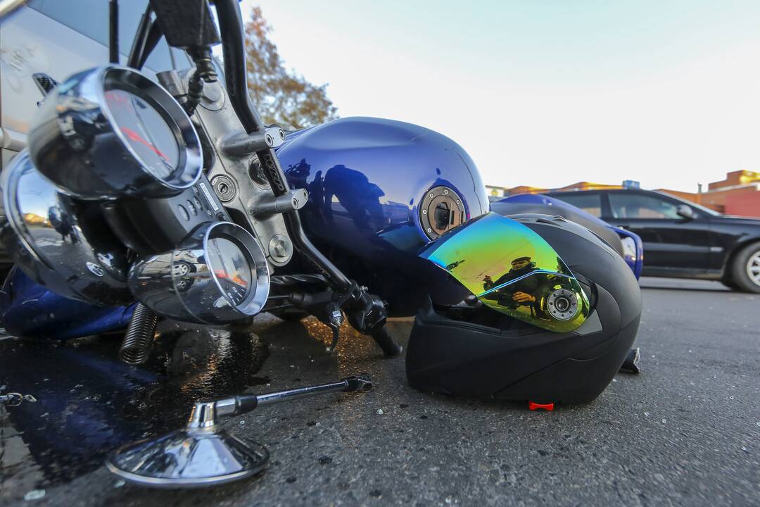 Trakų rajone – skaudi automobilio ir motociklo kaktomuša
