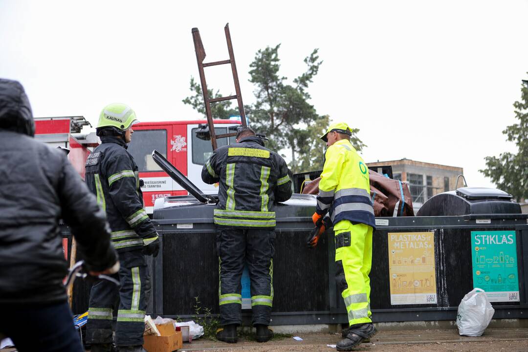 Pagalbos šauksmas iš atliekų konteinerio: negaliu išlipti