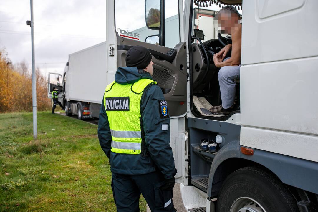 Degalinės aikštelėje šildydamas maistą vilkiko vairuotojas apdegė veidą