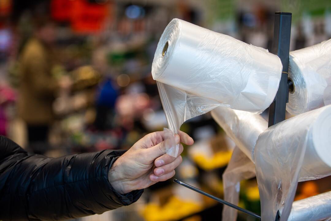 Lengvų plastiko maišelių naudojimas prekybos centruose sumažėjo iki 2,5 karto