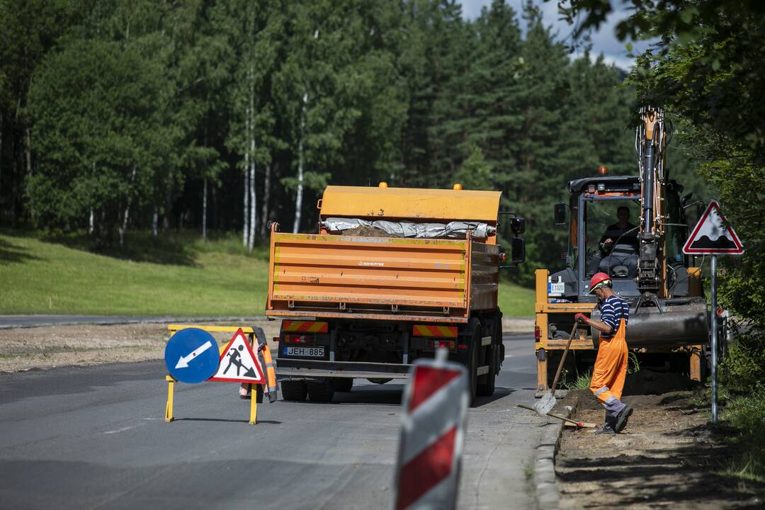 Senjoro vairuota „Audi 80“ partrenkė kelyje dirbusį darbininką