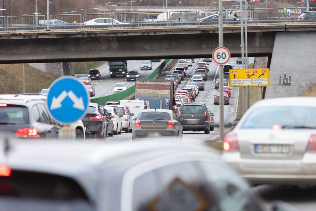 Nuotolinis darbas traukiasi: grįžta biurai, grįžta spūstys?