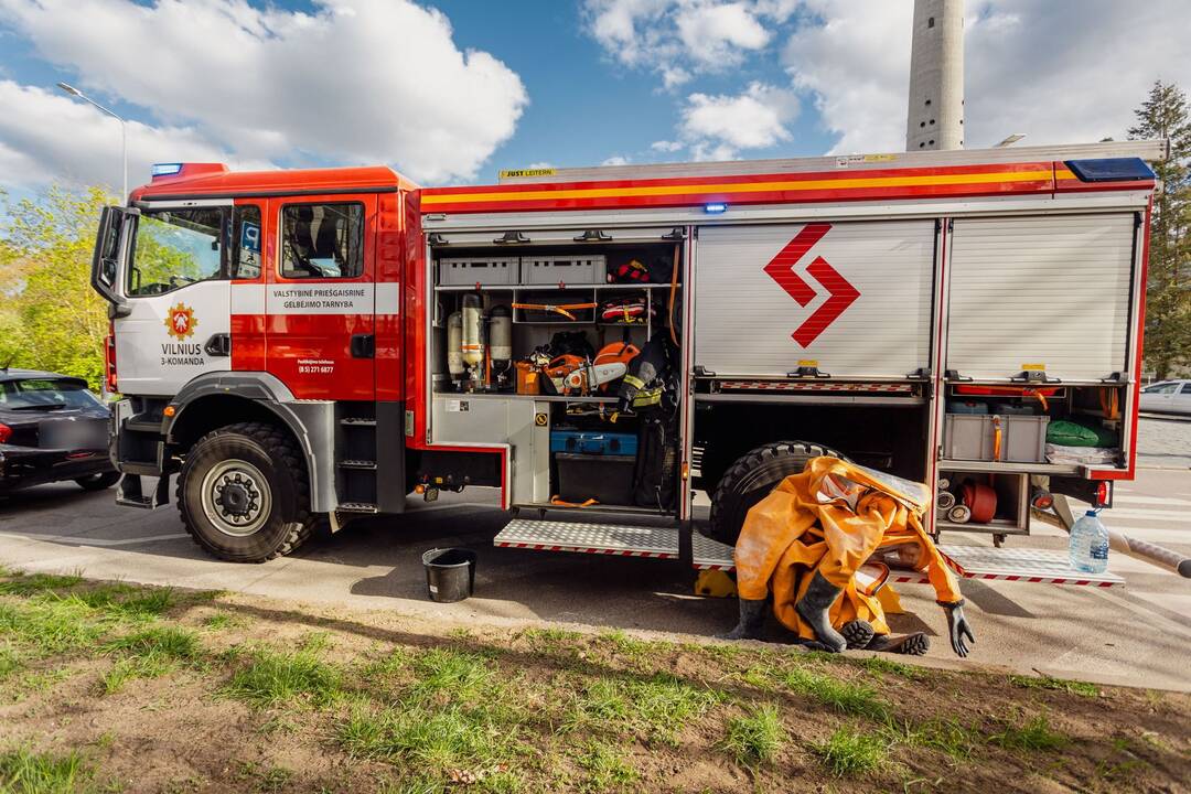 Šalia Karoliniškių poliklinikos – gaisras: užsidegė elektros pastotė