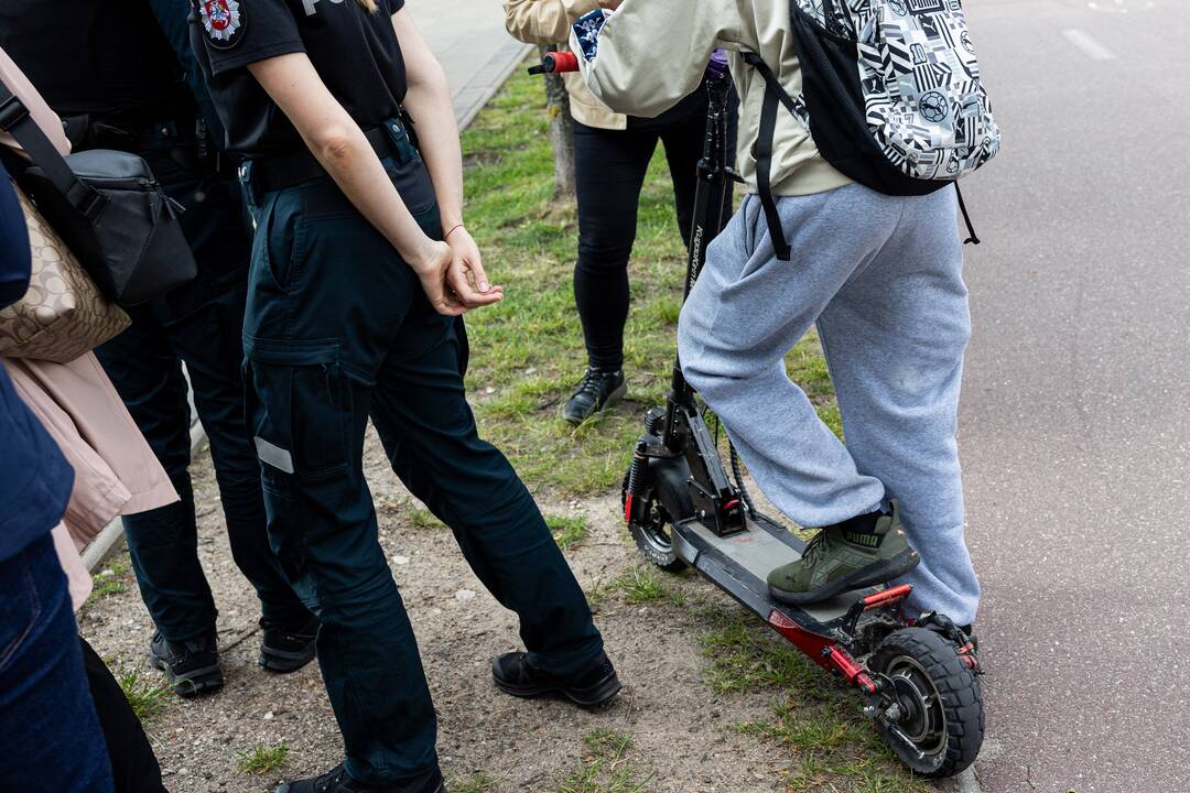 Vyriausybė – prieš galimybę mikrojudumo priemonėms važiuoti per perėją, sėdynių pakėlimą