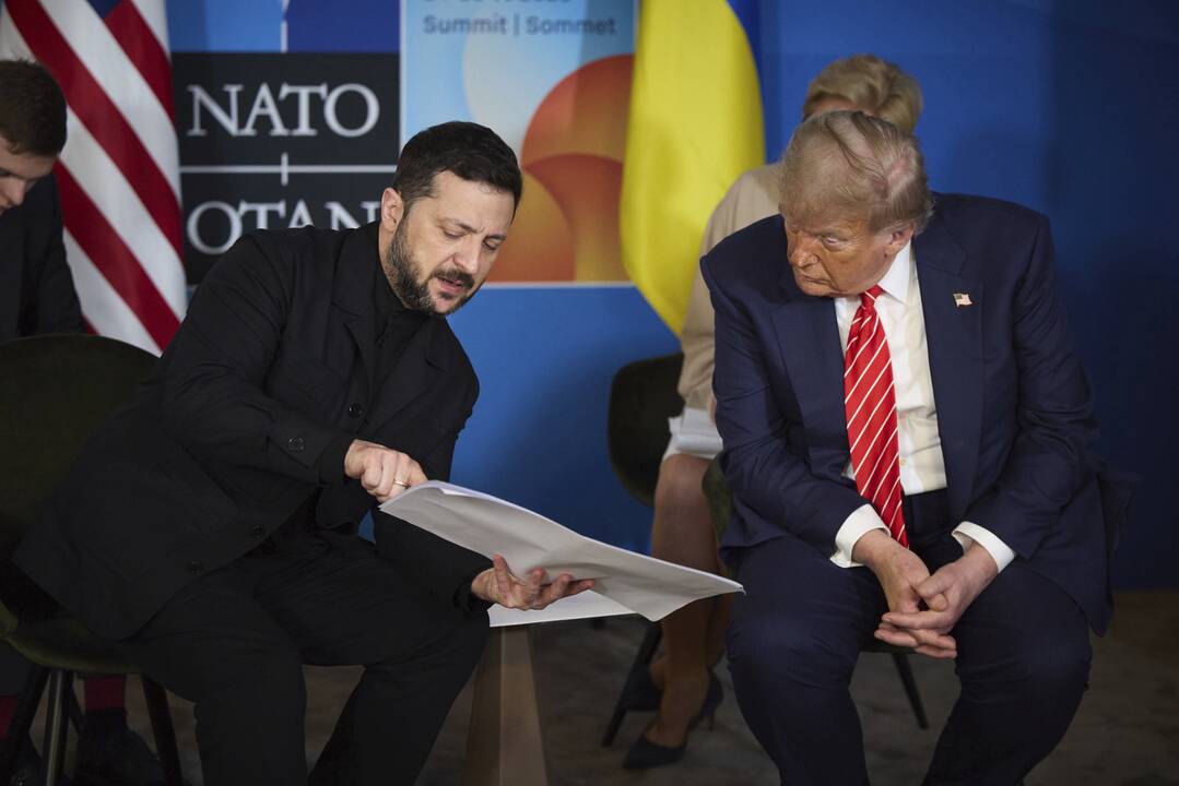 Volodymyras Zelenskis (kairėje) ir Donaldas Trumpas