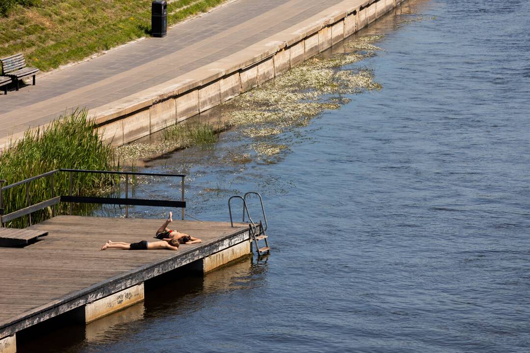 Vilniečiai mėgaujasi karšta diena