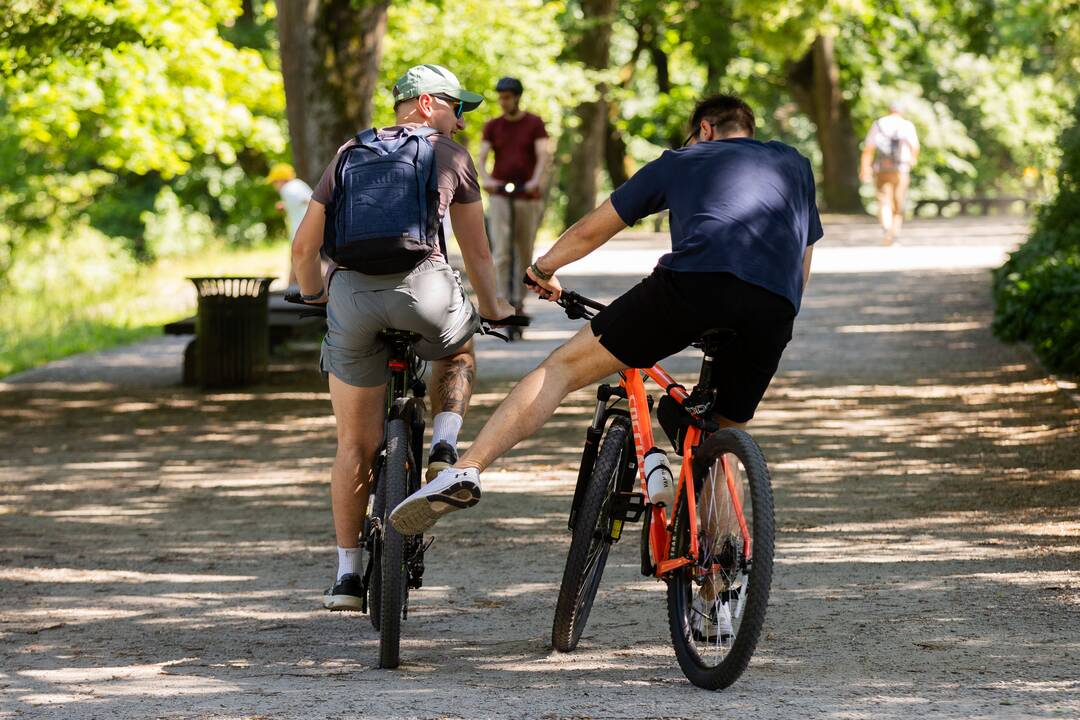 Vilniečiai mėgaujasi karšta diena