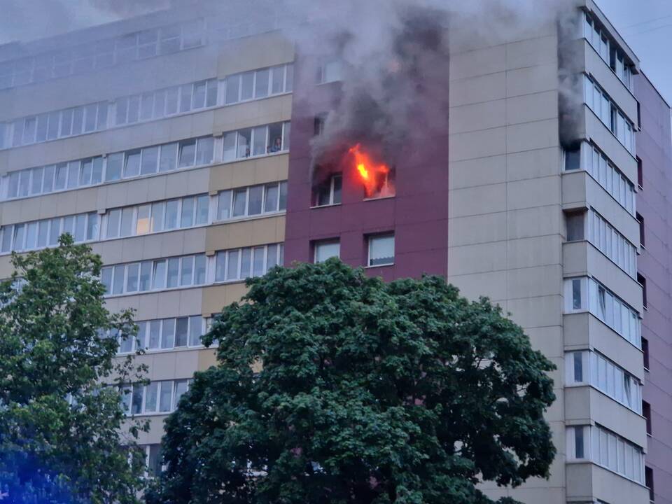 Didelis gaisras Klaipėdos daugiabutyje