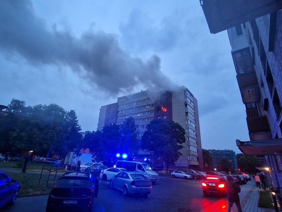 Didelis gaisras Klaipėdos daugiabutyje