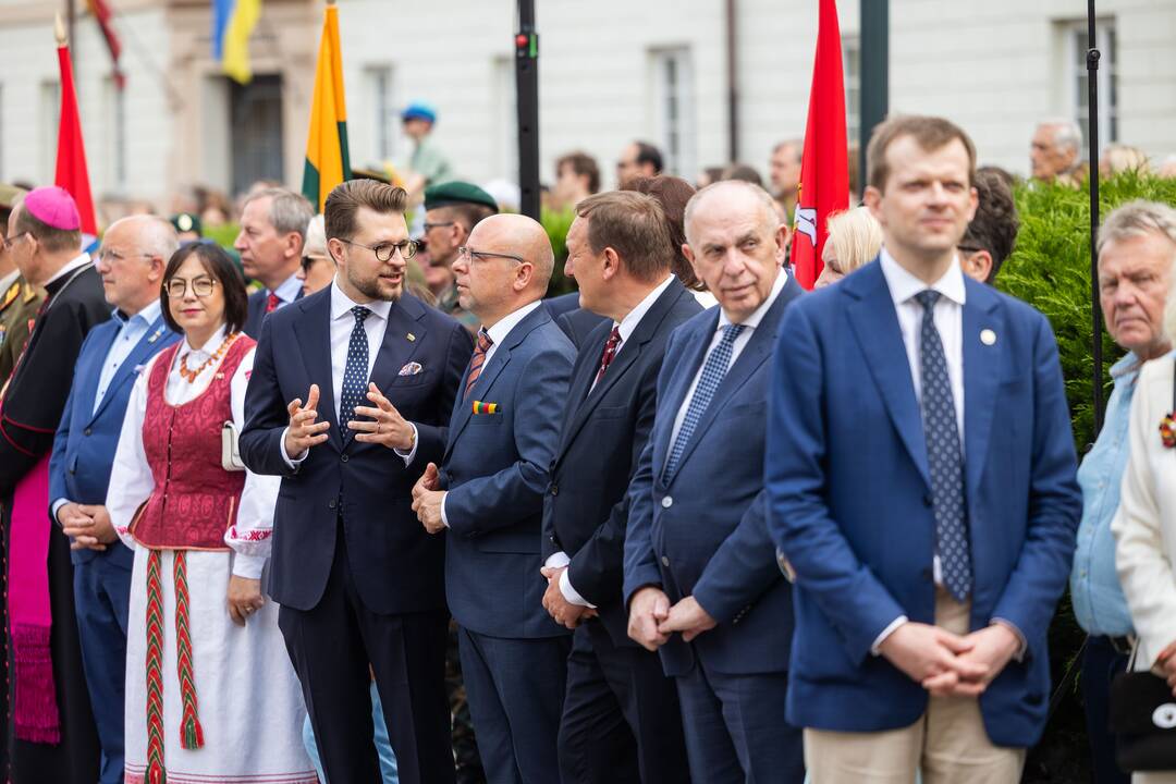 Valstybės vėliavų pakėlimo ceremonija Daukanto aikštėje