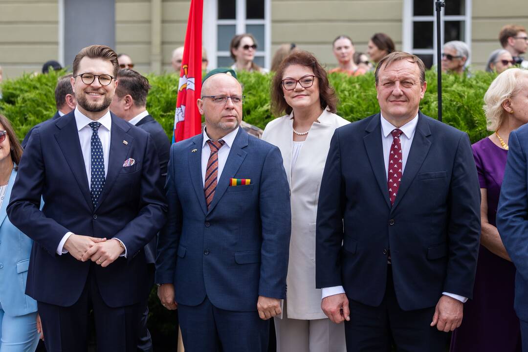 Valstybės vėliavų pakėlimo ceremonija Daukanto aikštėje