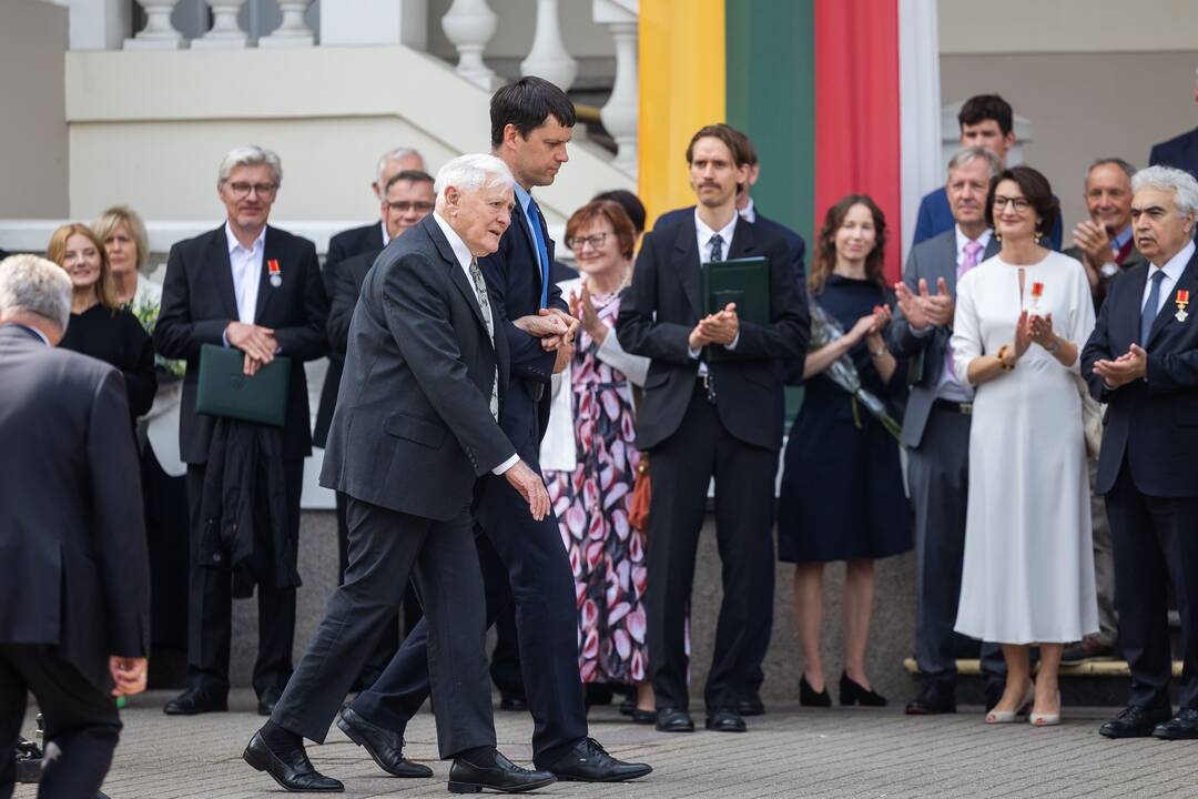 Valstybės vėliavų pakėlimo ceremonija Daukanto aikštėje