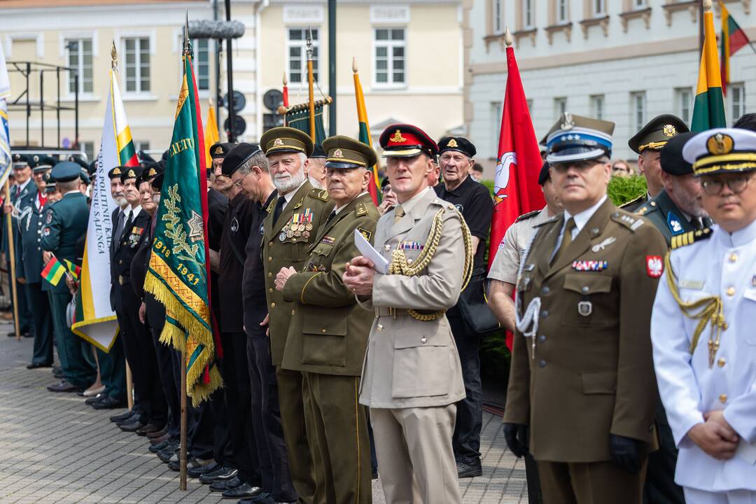 Valstybės vėliavų pakėlimo ceremonija Daukanto aikštėje