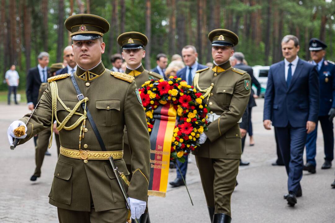 Paluckas su Vokietijos prezidentu pagerbė Holokausto aukas Panerių memoriale