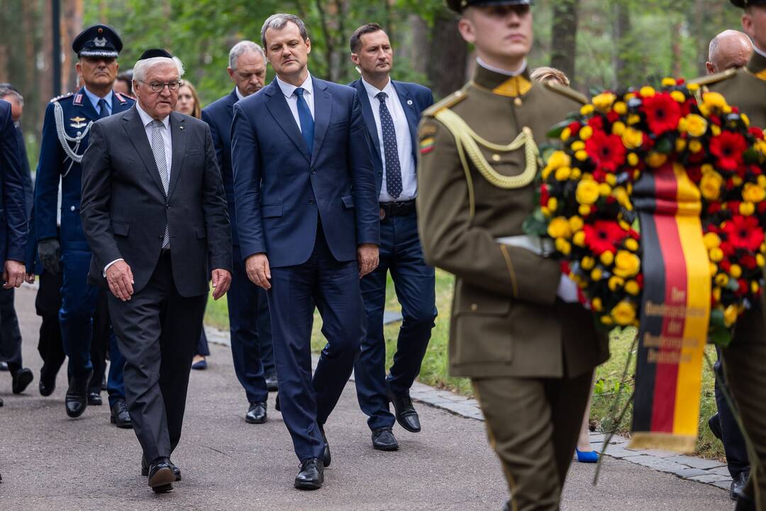 Paluckas su Vokietijos prezidentu pagerbė Holokausto aukas Panerių memoriale