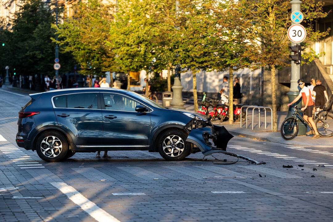 Gedimino prospekte į avariją pateko policijos automobilis