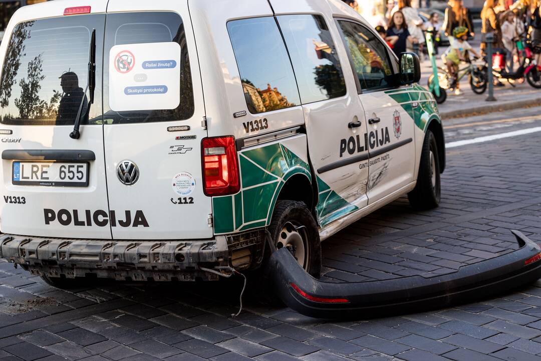 Gedimino prospekte į avariją pateko policijos automobilis