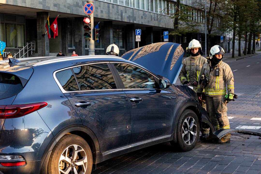 Gedimino prospekte į avariją pateko policijos automobilis