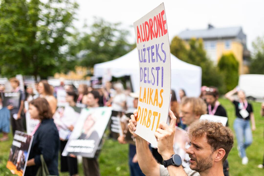 „Tušti narvai“ surengė protestą prieš paršelių kastraciją be nuskausminamųjų