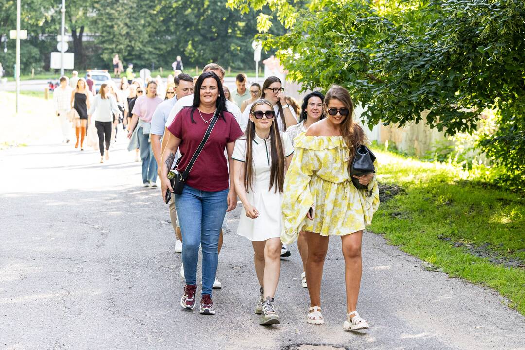 Gerbėjai renkasi į Jessicos Shy koncertą Kalnų parke