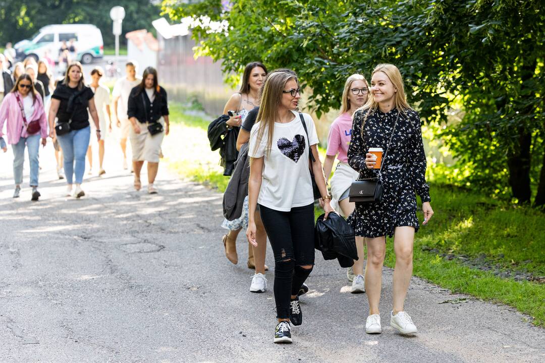 Gerbėjai renkasi į Jessicos Shy koncertą Kalnų parke