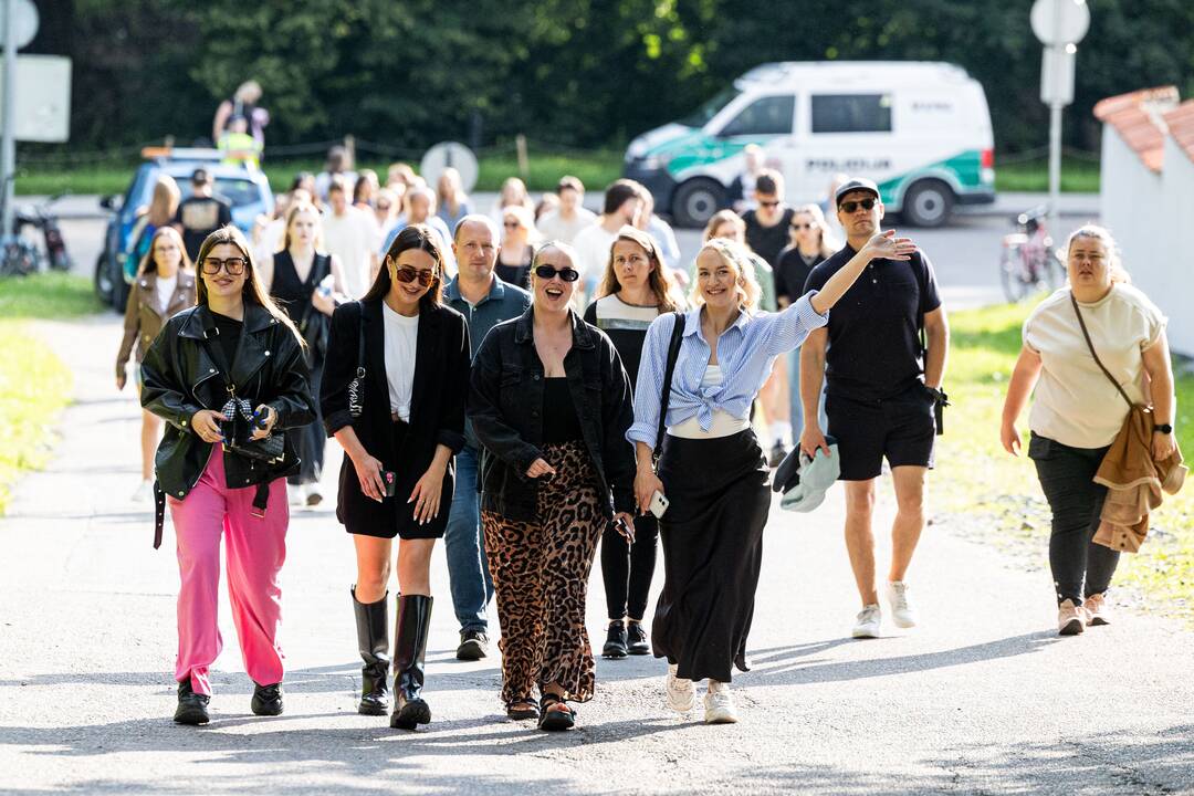 Gerbėjai renkasi į Jessicos Shy koncertą Kalnų parke