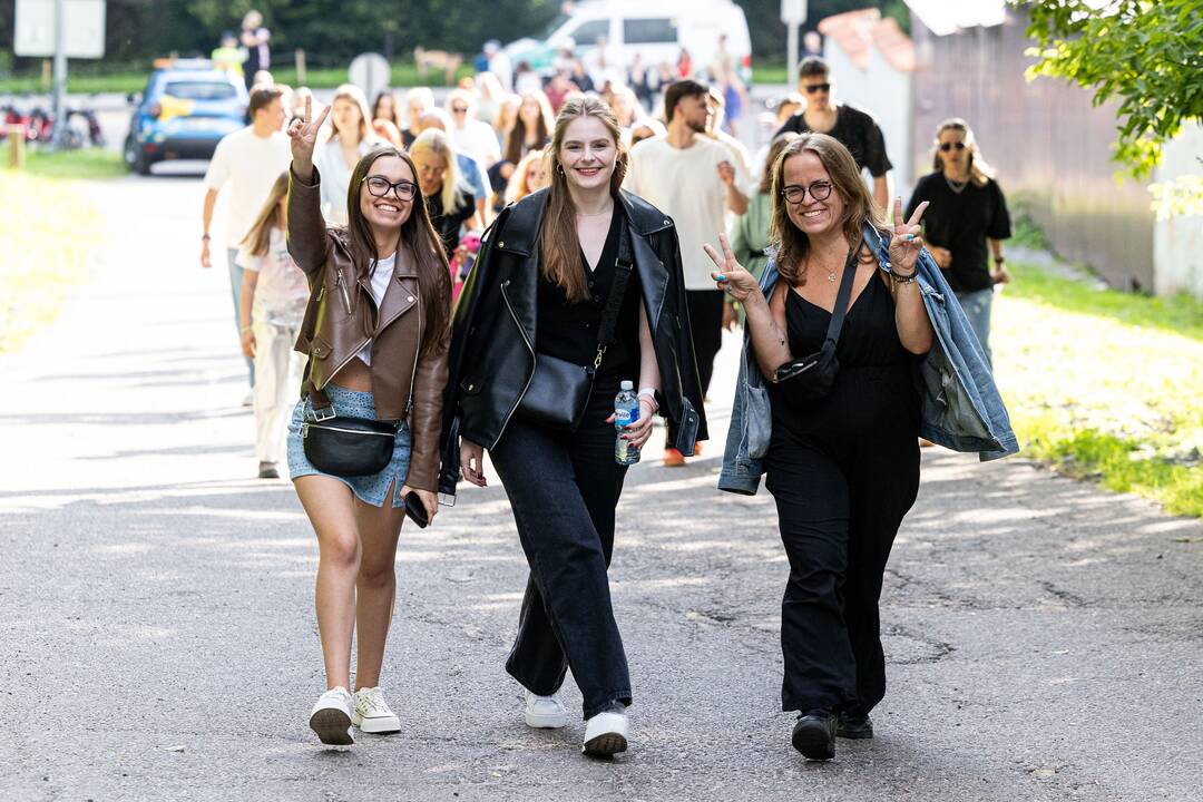 Gerbėjai renkasi į Jessicos Shy koncertą Kalnų parke