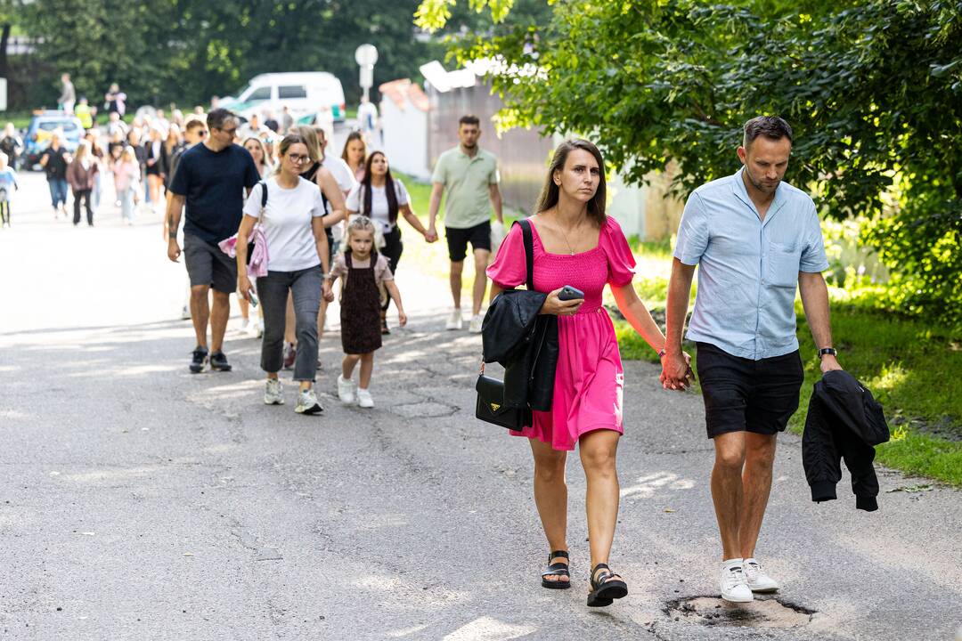 Gerbėjai renkasi į Jessicos Shy koncertą Kalnų parke