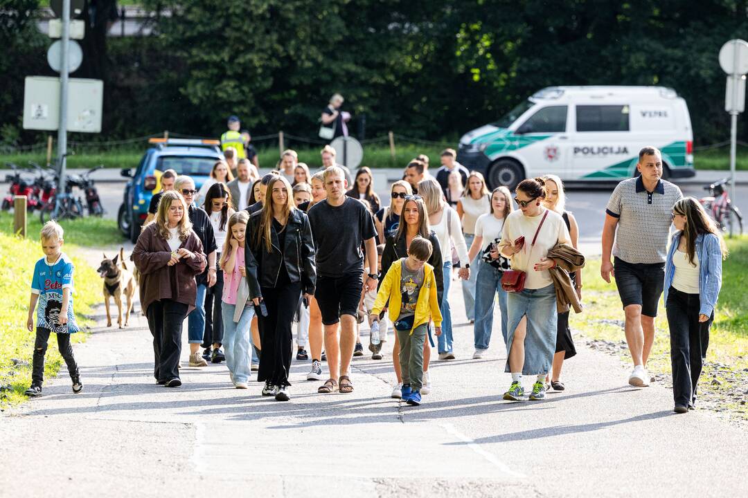 Gerbėjai renkasi į Jessicos Shy koncertą Kalnų parke