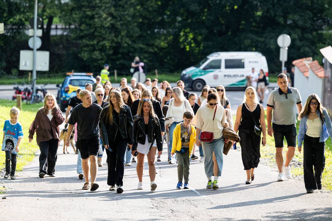 Gerbėjai renkasi į Jessicos Shy koncertą Kalnų parke