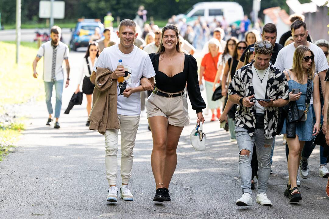 Gerbėjai renkasi į Jessicos Shy koncertą Kalnų parke