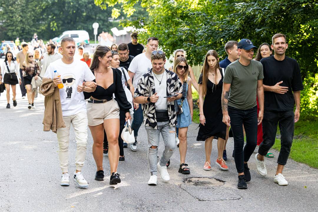 Gerbėjai renkasi į Jessicos Shy koncertą Kalnų parke