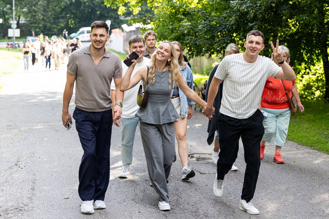 Gerbėjai renkasi į Jessicos Shy koncertą Kalnų parke