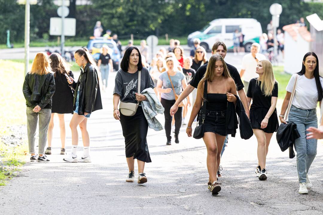 Gerbėjai renkasi į Jessicos Shy koncertą Kalnų parke